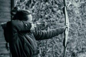 traditional archer pulling the bowstring